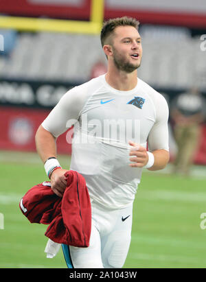 Glendale, Stati Uniti d'America. Il 22 settembre, 2019. Carolina Panthers' quarterback Kyle Allen lascia il campo dopo le pantere sconfitto l'Arizona Cardinals 38-20 presso lo State Farm Stadium di Glendale, Arizona Domenica, Settembre 22, 2019. Foto di arte Foxall/UPI Credito: UPI/Alamy Live News Foto Stock