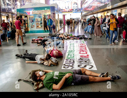 Roma, Italia. Il 22 settembre, 2019. Flash mob a Roma Stazione Termini da venerdì per il futuro Roma, (ispirato da Greta Thunberg), che chiede per ulteriori azioni concrete contro il cambiamento climatico. L'iniziativa fa parte di un azione per il clima settimana che culminerà il terzo sciopero globale per il futuro su settembre 27th. (Foto di Patrizia Cortellessa/Pacific Stampa) Credito: Pacific Press Agency/Alamy Live News Foto Stock