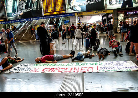 Roma, Italia. Il 22 settembre, 2019. Flash mob a Roma Stazione Termini da venerdì per il futuro Roma, (ispirato da Greta Thunberg), che chiede per ulteriori azioni concrete contro il cambiamento climatico. L'iniziativa fa parte di un azione per il clima settimana che culminerà il terzo sciopero globale per il futuro su settembre 27th. (Foto di Patrizia Cortellessa/Pacific Stampa) Credito: Pacific Press Agency/Alamy Live News Foto Stock