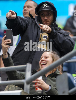 Seattle, Stati Uniti d'America. Il 22 settembre, 2019. A New Orleans Saints danze ventola nelle gabbie dopo dopo i santi ha segnato un touchdown durante il quarto trimestre al campo CenturyLink Domenica, Settembre 22, 2019 a Seattle, Washington. New Orleans Saints battere i Seattle Seahawks 33-27. Foto di Jim Bryant/UPI Credito: UPI/Alamy Live News Foto Stock