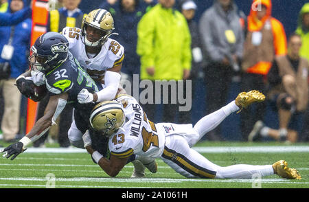 Seattle, Stati Uniti d'America. Il 22 settembre, 2019. New Orleans Saints cornerback Eli Apple (25) strisce Seattle Seahawks running back Chris Carson (32) della sfera durante il terzo trimestre mentre essere affrontato da New Orleans Saints libero di sicurezza Marcus Williams (43) in campo CenturyLink Domenica, Settembre 22, 2019 a Seattle, Washington. Santi sicurezza campana Vonn recuperato il fumble e correva indietro per un 33-cantiere touchdown. New Orleans Saints battere i Seattle Seahawks 33-27. Foto di Jim Bryant/UPI Credito: UPI/Alamy Live News Foto Stock