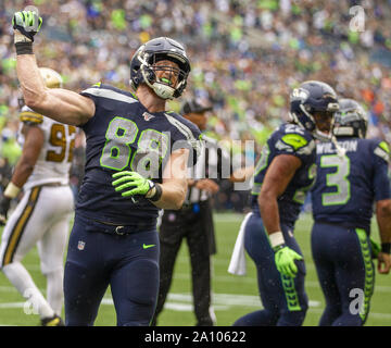 Seattle, Stati Uniti d'America. Il 22 settembre, 2019. Seattle Seahawks stretta estremità verrà Dissly (88) celebra Russell Wilson's 2-cantiere touchdown durante il terzo trimestre in campo CenturyLink Domenica, Settembre 22, 2019 a Seattle, Washington. New Orleans Saints battere i Seattle Seahawks 33-27. Foto di Jim Bryant/UPI Credito: UPI/Alamy Live News Foto Stock