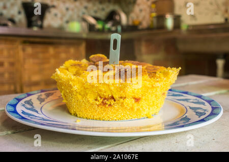 Tipici fatti in casa il cous cous di mais popolare nel Nord-est del Brasile Foto Stock