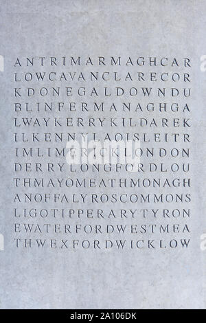 Close-up di una lapide/lastra con tutte le contee di Irlanda e Irlanda del Nord presso l'isola di Irlanda Peace Park di Messines, Belgio Foto Stock