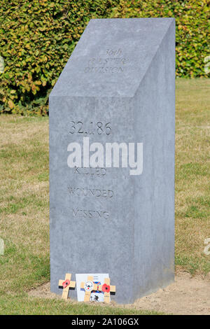 Tavoletta di pietra con il numero totale della I Guerra Mondiale vittime del decimo (Irish) divisione presso l'isola di Irlanda Peace Park di Messines, Belgio Foto Stock