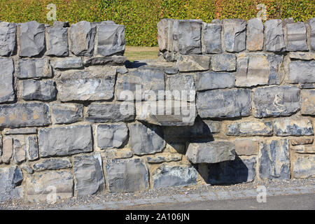 Traditional Irish passi attraverso la parete di ingresso all'isola di Irlanda Peace Park di Messines, Belgio Foto Stock