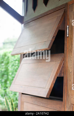 Vintage in legno windows con casa in legno, stock photo Foto Stock