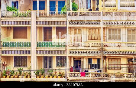 Due vicini appartamento cambogiano facciate di edifici, compresi i balconi, porte chiuse e windows, girato nella periferia di Phnom Penh, Cambogia, 2012. Foto Stock