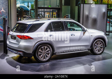 Francoforte, Germania - Settembre 2019: grigio argento MERCEDES-BENZ GLE 350 de SUV elettrico, IAA International Motor Show Auto fieristico. Foto Stock