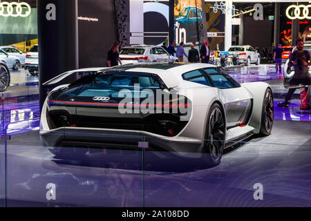 Francoforte, Germania - Settembre 2019: Bianco elettrico AUDI PB18 E-TRON coupé concept car, IAA International Motor Show Auto fieristico. Foto Stock