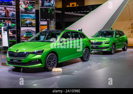 Francoforte, Germania - Settembre 2019: verde lime SKODA SCALA station wagon carro combi famiglia auto basati sulla visione RS, IAA International Motor Show Auto fieristico. Foto Stock