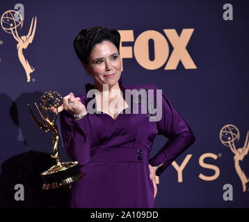 Los Angeles, Stati Uniti. Il 22 settembre, 2019. Alex Borstein, vincitore del premio per il Miglior Attore non Protagonista in una serie di commedia per 'la meravigliosa signora Maisel' appare dietro le quinte durante la settantunesima annuale di Primetime Emmy Awards tenutosi presso il Teatro di Microsoft in downtown Los Angeles Domenica, Settembre 22, 2019. Foto di Christine masticare/UPI Credito: UPI/Alamy Live News Foto Stock