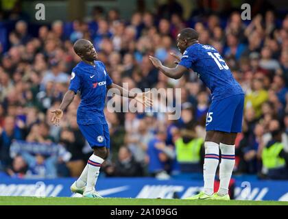 Londra, Regno Unito. 23 Sep, 2019. Chelsea N'Golo Kante (L) celebra con il suo compagno di squadra Kurt Zouma dopo un goal durante la Premier League inglese match tra Chelsea e Liverpool a Stamford Bridge a Londra, in Gran Bretagna il 7 settembre 22, 2019. Credito: Xinhua/Alamy Live News Foto Stock