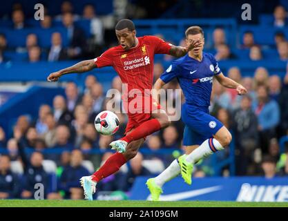 Londra, Regno Unito. 23 Sep, 2019. Di Liverpool Georginio Wijnaldum (L) comanda la sfera durante la Premier League inglese match tra Chelsea e Liverpool a Stamford Bridge a Londra, in Gran Bretagna il 7 settembre 22, 2019. Credito: Xinhua/Alamy Live News Foto Stock