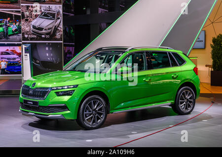 Francoforte, Germania - Settembre 2019: verde lime SKODA KAMIQ crossover ultracompatto che sta SUV, IAA International Motor Show Auto fieristico. Foto Stock