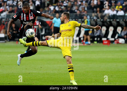 Francoforte, Germania. Il 22 settembre, 2019. Toure Almamy (L) di Francoforte sul Meno il sistema VIES con Paco Alcacer di Dortmund durante la Bundesliga partita di calcio tra Borussia Dortmund e Eintracht Francoforte a Francoforte in Germania, Sett. 22, 2019. Credito: Joachim Bywaletz/Xinhua Foto Stock