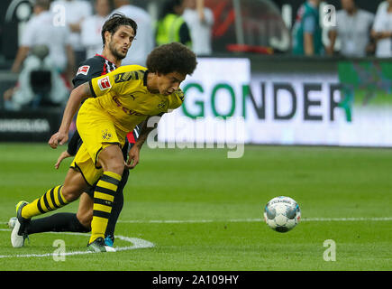 Francoforte, Germania. Il 22 settembre, 2019. Goncalo Paciencia (L) di Francoforte sul Meno il sistema VIES con Axel Witsel di Dortmund durante la Bundesliga partita di calcio tra Borussia Dortmund e Eintracht Francoforte a Francoforte in Germania, Sett. 22, 2019. Credito: Joachim Bywaletz/Xinhua Foto Stock