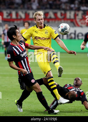 Francoforte, Germania. Il 22 settembre, 2019. Julian Brandt (C) di Dortmund vies con Makoto Hasebe (L) e Gelson Fernandes di Francoforte durante la Bundesliga partita di calcio tra Borussia Dortmund e Eintracht Francoforte a Francoforte in Germania, Sett. 22, 2019. Credito: Joachim Bywaletz/Xinhua Foto Stock