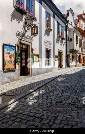 Vecchie strade di ciottoli di Cesky Krumlov, Repubblica Ceca Foto Stock