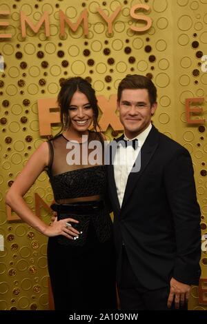 Chloe Bridges, Adam Devine presso gli arrivi per 71st Primetime Emmy Awards - Gli arrivi 3, Microsoft Theatre, Los Angeles, CA il 22 settembre 2019. Foto di: Priscilla concedere/Everett Collection Foto Stock