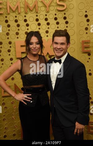 Chloe Bridges, Adam Devine presso gli arrivi per 71st Primetime Emmy Awards - Gli arrivi 3, Microsoft Theatre, Los Angeles, CA il 22 settembre 2019. Foto di: Priscilla concedere/Everett Collection Foto Stock