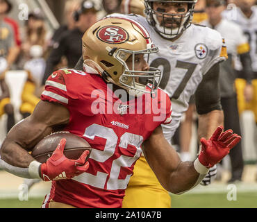 Santa Clara, California, USA. Il 22 settembre, 2019. San Francisco 49ers running back Matt Breida (22) Domenica, Settembre 22, 2019, a Levis Stadium di Santa Clara, California. Il 49ers sconfitto lo Steelers 24-20. Credito: Al di Golub/ZUMA filo/Alamy Live News Foto Stock