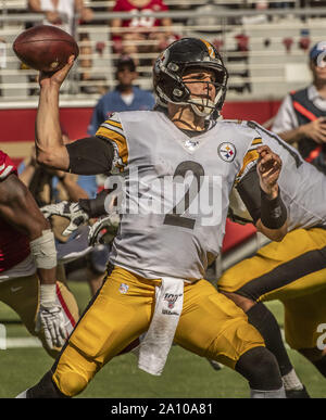 Santa Clara, California, USA. Il 22 settembre, 2019. Pittsburgh Steelers quarterback Mason Rudolph (2) Domenica, Settembre 22, 2019, a Levis Stadium di Santa Clara, California. Il 49ers sconfitto lo Steelers 24-20. Credito: Al di Golub/ZUMA filo/Alamy Live News Foto Stock