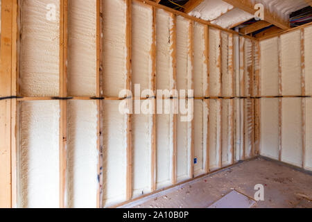 Parete nella nuova casa in costruzione, con spray e con isolamento in schiuma Foto Stock