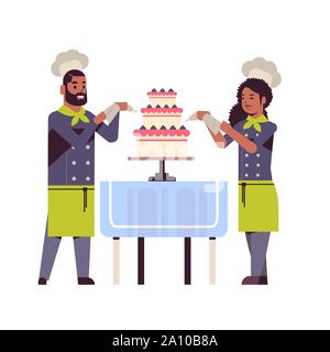 I cuochi matura i maestri pasticceri decorazione di gustosa crema di nozze torta americano africano donna uomo ristorante lavoratori in uniforme la cottura di cibo Illustrazione Vettoriale