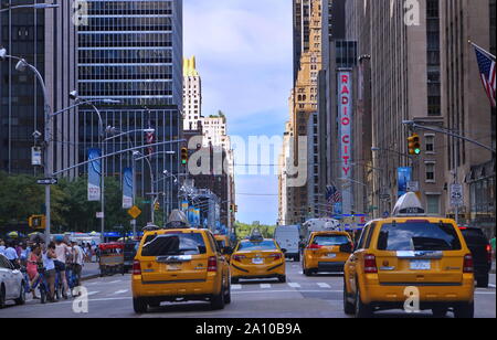 New York, NY, STATI UNITI D'AMERICA. Aug 2015. I segni, giallo taxicabs, attrazioni, traffico e appena ottenere intorno a vivere la Grande Mela. Foto Stock