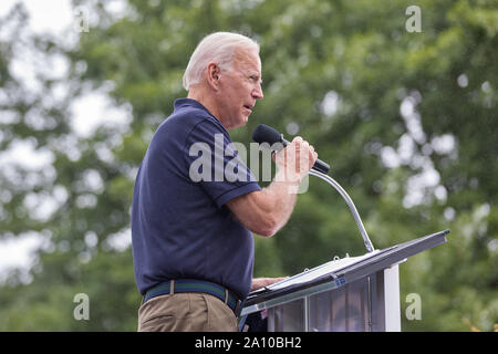 Ex Vicepresidente e candidato presidenziale democratico Joe Biden visitando la contea di Polk Steak RFI presso il Parco di acquedotto di Des Moines, Iowa Foto Stock