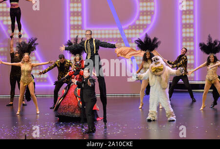 Adam DeVine sul palco durante la settantunesima annuale di Primetime Emmy Awards di Microsoft, presso il teatro in downtown Los Angeles Domenica, Settembre 22, 2019. Foto di Jim Ruymen/UPI Foto Stock