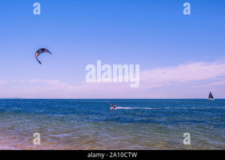 MELBOURNE, Australia - 31 August, 2019: Kite surfer velocizzando vicino alla spiaggia sulla giornata di sole Foto Stock