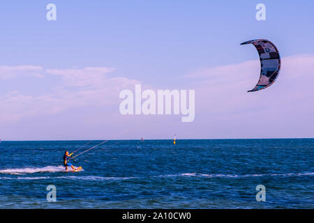 MELBOURNE, Australia - 31 August, 2019: Kite surfer vicino la spiaggia di Brighton Foto Stock