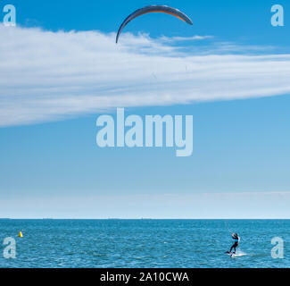 MELBOURNE, Australia - 31 August, 2019: Kite surfer praticare sulla giornata di sole nell'oceano Foto Stock