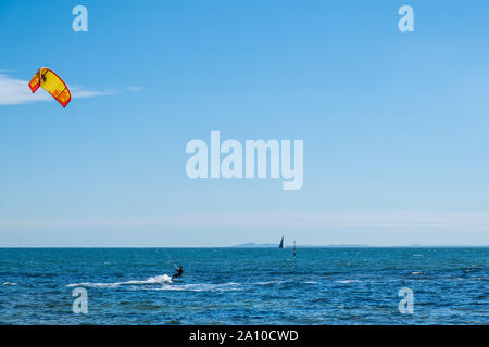 MELBOURNE, Australia - 31 August, 2019: surfista Kite surfing il Port Phillip Bay vicino la spiaggia di Brighton sulla luminosa giornata di sole Foto Stock