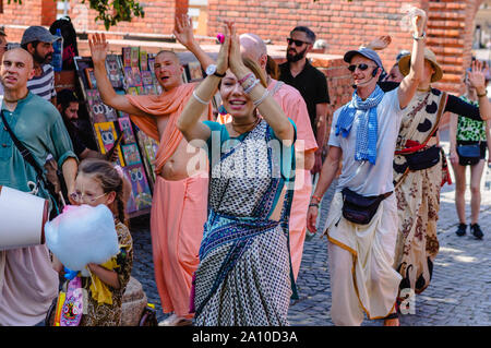 Un gruppo di Hare Krishna in Krakov. : Cracovia, Polonia - 28 agosto 2019 Foto Stock