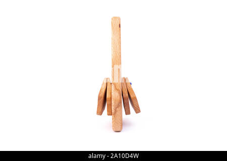 Foto di battito in legno a forma di stella su un bianco sfondo isolato per un bambino.Un giocattolo per intrattenere i bambini e i genitori di appoggio Foto Stock