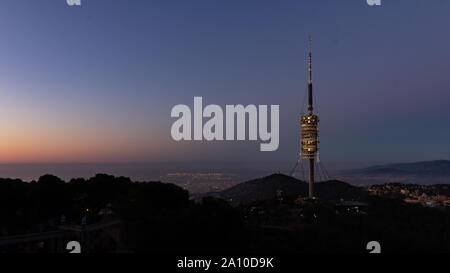 La Torre Collserola è il punto più alto in giro per Barcellona. Vista della torre e la città da un punto di vista sul Tibidabo Foto Stock