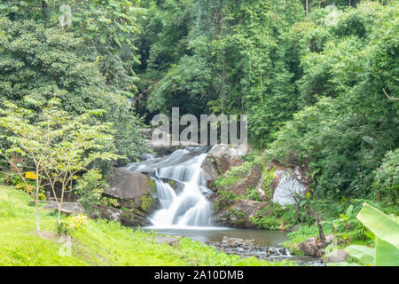 Una cascata che scorre dalle montagne di Phu SOI DAO cascata in Loei ,Thailandia. Foto Stock