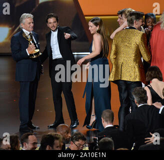 Michael Douglas presenta il cast e la troupe di 'Gioco di troni " il premio per il miglior serie di dramma sul palco durante la settantunesima annuale di Primetime Emmy Awards di Microsoft, presso il teatro in downtown Los Angeles Domenica, Settembre 22, 2019. Foto di Jim Ruymen/UPI Foto Stock