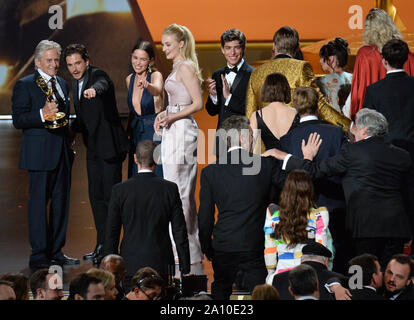 Michael Douglas presenta il cast e la troupe di 'Gioco di troni " il premio per il miglior serie di dramma sul palco durante la settantunesima annuale di Primetime Emmy Awards di Microsoft, presso il teatro in downtown Los Angeles Domenica, Settembre 22, 2019. Foto di Jim Ruymen/UPI Foto Stock