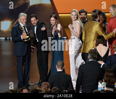 Michael Douglas presenta il cast e la troupe di 'Gioco di troni " il premio per il miglior serie di dramma sul palco durante la settantunesima annuale di Primetime Emmy Awards di Microsoft, presso il teatro in downtown Los Angeles Domenica, Settembre 22, 2019. Foto di Jim Ruymen/UPI Foto Stock