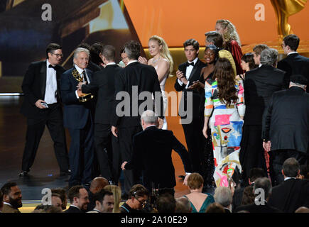 Michael Douglas presenta il cast e la troupe di 'Gioco di troni " il premio per il miglior serie di dramma sul palco durante la settantunesima annuale di Primetime Emmy Awards di Microsoft, presso il teatro in downtown Los Angeles Domenica, Settembre 22, 2019. Foto di Jim Ruymen/UPI Foto Stock