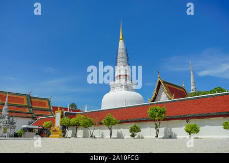 Nakhon Si Thammarat, Tailandia - 10 agosto 2019: il Wat Phra Mahathat Woramahawihan è il principale tempio buddista (wat) di Nakhon Si Thammarat Provincia in Foto Stock