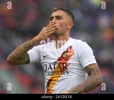 Bologna, Italia. Il 22 settembre, 2019. Roma's Aleksandar Kolarov celebra il suo obiettivo nel corso di una serie di una partita di calcio tra Bologna e Roma a Bologna, Italia, Sett. 22, 2019. Credito: Alberto Lingria/Xinhua Foto Stock