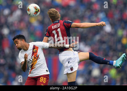 Bologna, Italia. Il 22 settembre, 2019. Roma's Justin Kluivert (L) vies con Bologna Krejci Ladislav durante una serie di una partita di calcio tra Bologna e Roma a Bologna, Italia, Sett. 22, 2019. Credito: Alberto Lingria/Xinhua Foto Stock