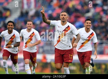 Bologna, Italia. Il 22 settembre, 2019. Roma's Aleksandar Kolarov (seconda R) celebra il suo obiettivo nel corso di una serie di una partita di calcio tra Bologna e Roma a Bologna, Italia, Sett. 22, 2019. Credito: Alberto Lingria/Xinhua Foto Stock