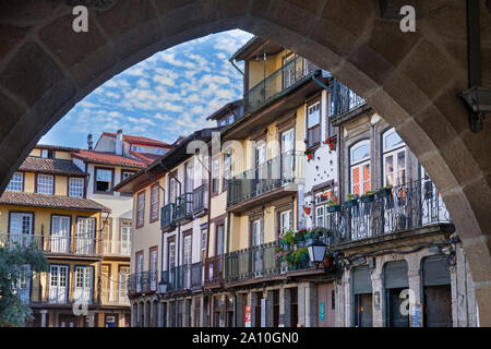 Arco su Largo da Oliveira Guimarães Portogallo Foto Stock