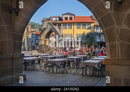 Arco su Largo da Oliveira Guimarães Portogallo Foto Stock